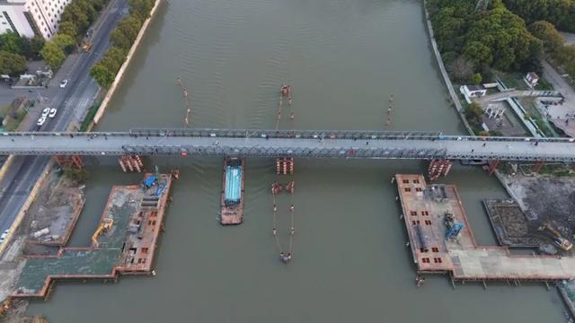 主桥桩基顺利开钻 (2).JPG