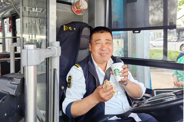 undefined 驾驶员收到咖啡.jpg