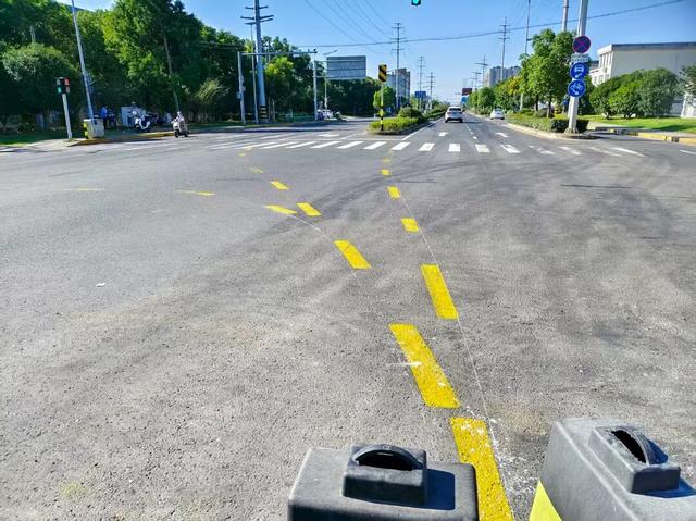 18 交叉口引导标线.jpg