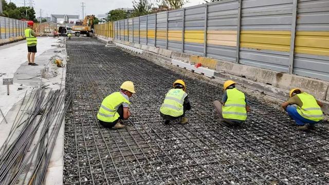 21 施工,绑扎钢筋.jpg